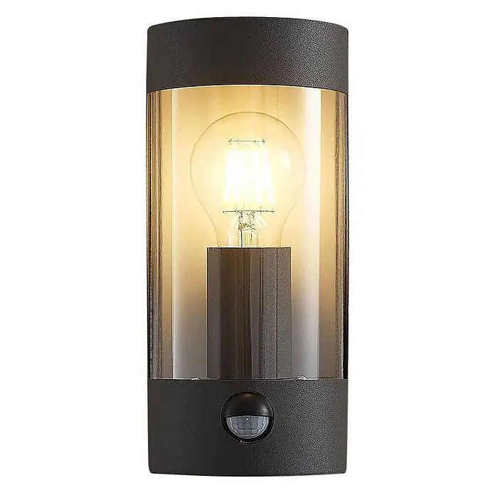 Lindby Außenwandleuchte Junias - schwarz, schwarz, IP44 - Dunkelgraue Außenleuchte mit bernsteinfarbenem Glas, sichtbarer LED-Glühbirne und integriertem Bewegungssensor.