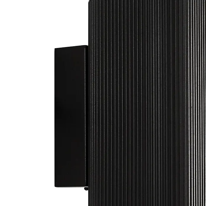 Lindby Außenwandleuchte Halvar - 8 x 11 x 24 cm, schwarz, klar / transparent, IP65 - Schwarzes geripptes Paneel mit schwarzem Seitenaufsatz.