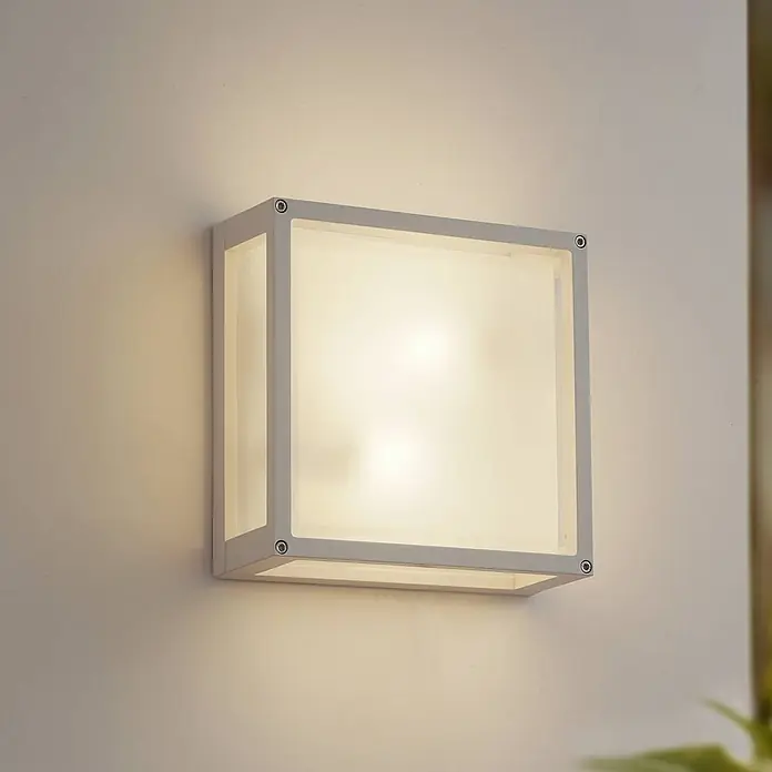 Lucande Außenwandleuchte Aurelien - 9,5 x 25 x 25 cm, weiß / opal, IP54 - Quadratische hellgraue Wandleuchte mit mattem Diffusor, die warmes Licht ausstrahlt.