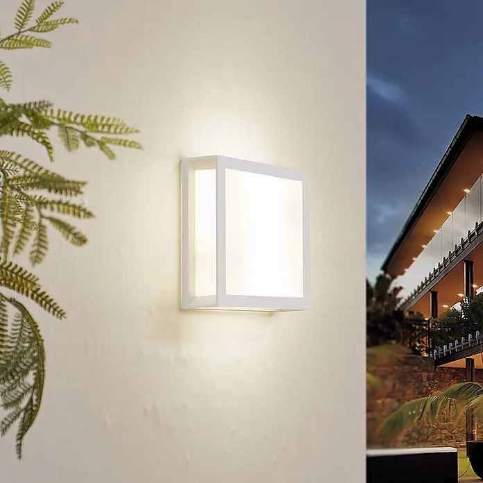 Lindby Außenwandleuchte Sivana - weiß / opal, weiß / opal, IP44 - Weißes, quadratisches Außenwandlicht an einer Wand montiert.