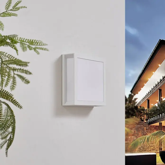Lindby Außenwandleuchte Sivana - weiß / opal, weiß / opal, IP44 - Weißes quadratisches Außenwandlicht an einer Wand, mit Laub und einem Gebäude.