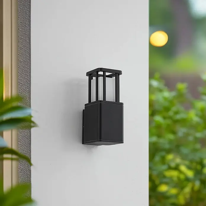 Lucande Außenwandleuchte Dakil - schwarz, schwarz, IP65 - Eine moderne schwarze Außenwandleuchte mit quadratischem Käfigdesign und Milchglasplatten.
