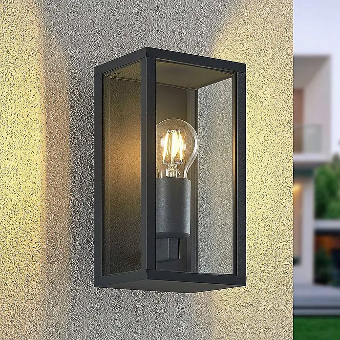 Lindby Außenwandleuchte Peldar - schwarz, IP44 - Schwarze Außenwandleuchte mit klaren Glasscheiben und beleuchteter Glühbirne, an texturierter Wand montiert.