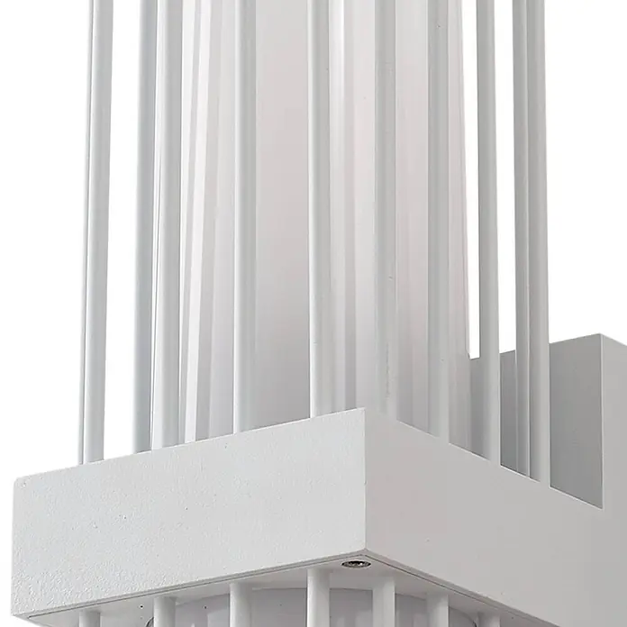 Lucande Außenwandleuchte Chandan - weiß / opal, weiß / opal, IP54 - Weißes architektonisches Lichtobjekt mit vertikalem Lamellendesign und innerem Diffusor.
