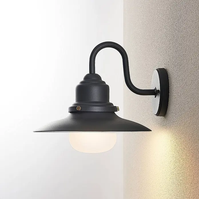 Lindby Außenwandleuchte Roisin - 35,5 x 32 x 31 cm, alu / grau / zink, alu / grau / zink, IP44 - Mattschwarze Schwanenhals-Außenwandleuchte mit breitem Schirm und Kugel-Diffusor, die warmes Licht auf eine strukturierte Wand wirft.
