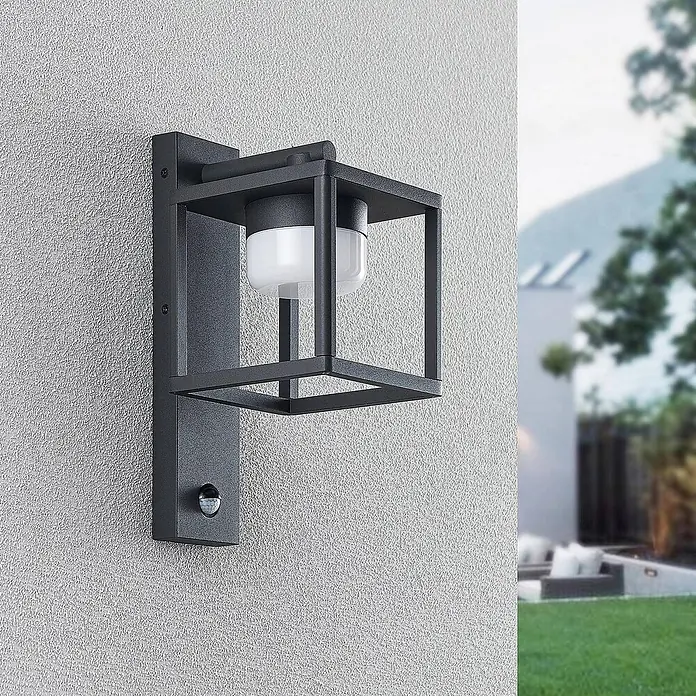 Lucande Außenwandleuchte Timio - alu / grau / zink, alu / grau / zink, IP44 - Moderne schwarze Außenwandleuchte mit kubischem Metallrahmen, weißem Diffusor und integriertem Bewegungsmelder.