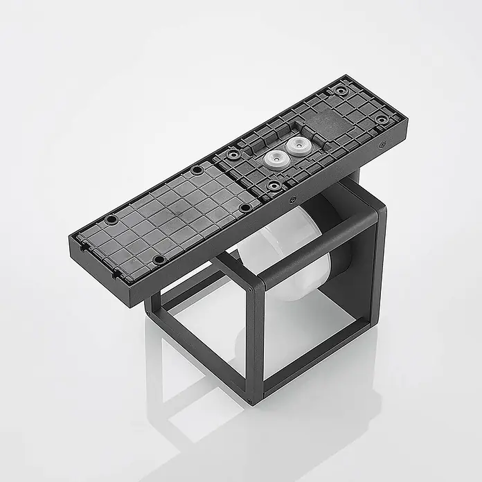 Lucande Außenwandleuchte Timio - alu / grau / zink, alu / grau / zink, IP44 - Schwarze, rechteckige Wandleuchte von unten mit strukturierter Montageplatte und weißem Diffusor.