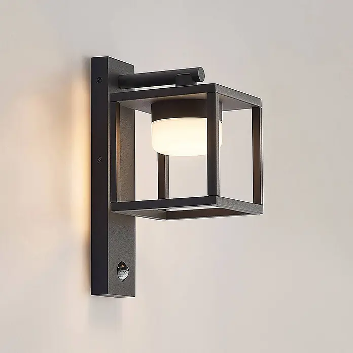 Lucande Außenwandleuchte Timio - alu / grau / zink, alu / grau / zink, IP44 - Schwarze, quaderförmige Außenwandleuchte mit integriertem Bewegungsmelder und weißem Diffusor.