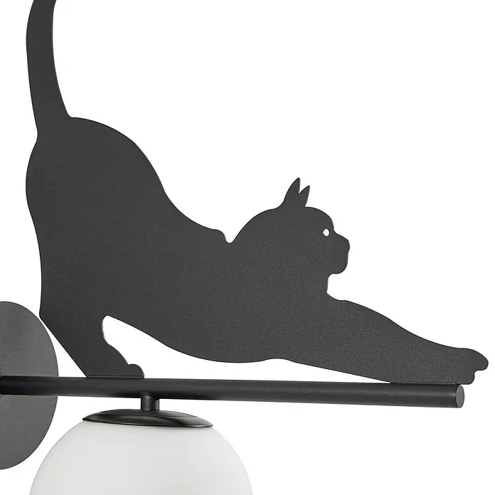Lindby Außenwandleuchte Katti Cat - 45 x 15 x 40 cm, schwarz, weiß / opal, IP44 - Schwarze Wandleuchte aus Metall mit einer Silhouette einer sich streckenden Katze und einem weißen Kugeldiffusor.