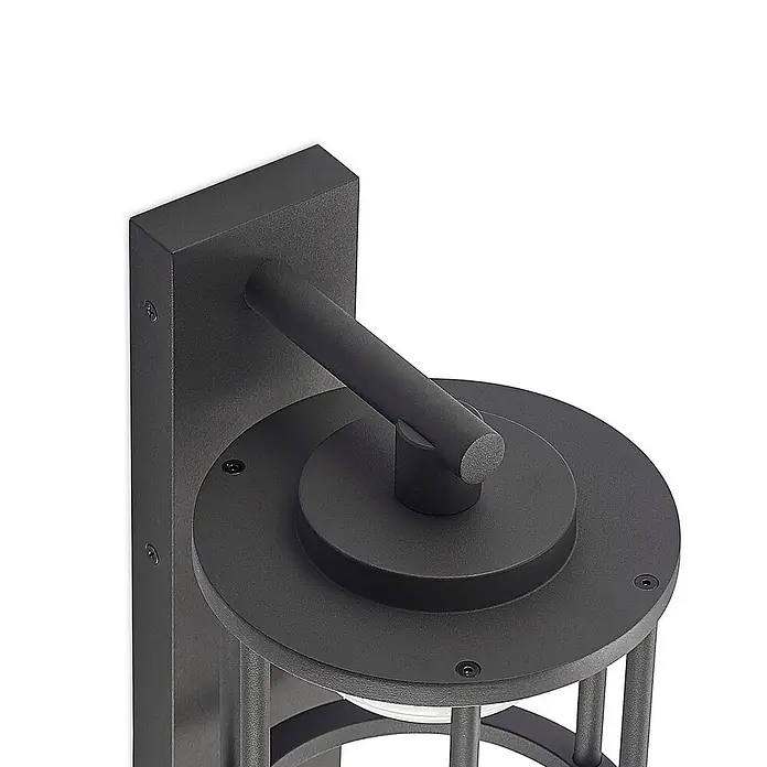 Lucande Außenwandleuchte Berenike - alu / grau / zink, alu / grau / zink, IP44 - Oberer Teil einer dunkelgrauen Outdoor-Wandleuchte aus strukturiertem Metall mit Wandhalterung und angewinkeltem Arm.