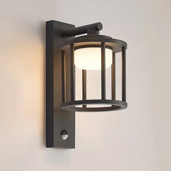 Lucande Außenwandleuchte Berenike - alu / grau / zink, alu / grau / zink, IP44 - Schwarze Außenwandleuchte mit Käfigdesign und opalem Diffusor, inklusive Bewegungsmelder.