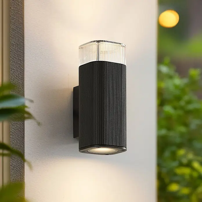 Lindby Außenwandleuchte Halvar - 8 x 11 x 20,5 cm, schwarz, klar / transparent, IP65 - Schwarze gerippte Außenwandleuchte mit klarem Glasaufsatz für Auf- und Abwärtsbeleuchtung.