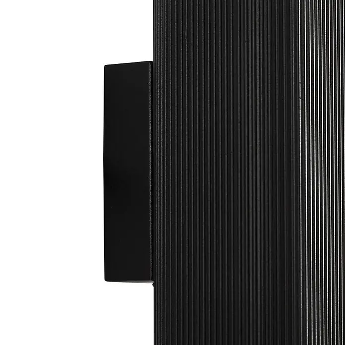 Lindby Außenwandleuchte Halvar - 8 x 11 x 20,5 cm, schwarz, klar / transparent, IP65 - Schwarzes geriffeltes Paneel mit glatter schwarzer Befestigungsklammer.