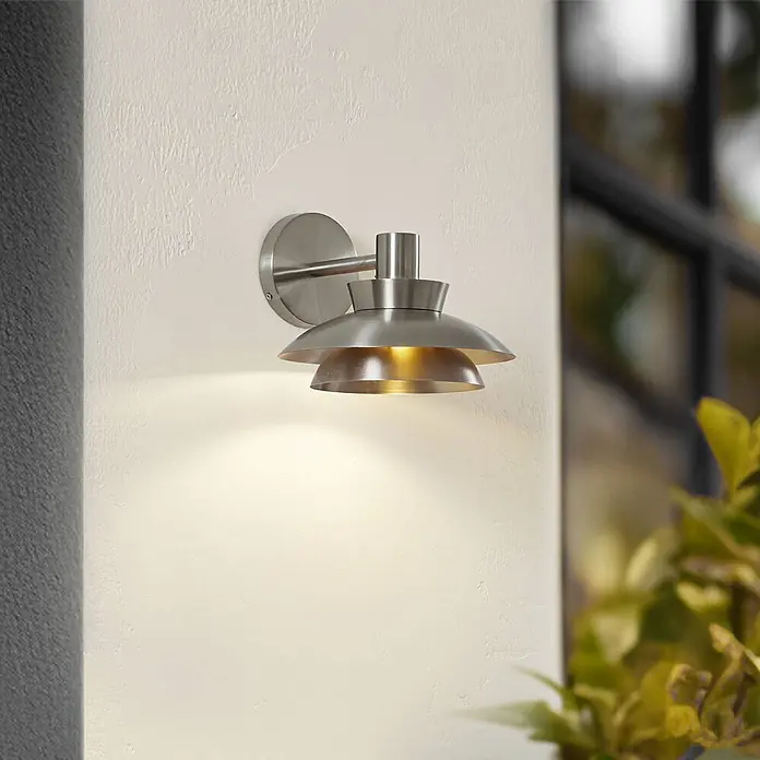 Lucande Außenwandleuchte Thais - alu / grau / zink, IP44 - Gebürstete Metall-Außenwandleuchte mit gestuftem Schirm, an der Wand montiert, spendet warmes Licht.