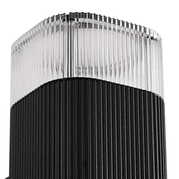 Lindby Außenwandleuchte Halvar - 8 x 11 x 20,5 cm, schwarz, klar / transparent, IP65 - Geriffelte Leuchte mit klarem, geripptem Oberteil und texturierter schwarzer Basis.