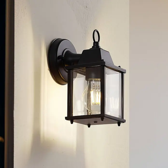 Lindby Außenwandleuchte Rurik - schwarz, IP44 - Schwarze Außenwandleuchte aus Metall mit klaren Glasscheiben und leuchtender LED-Filamentbirne.