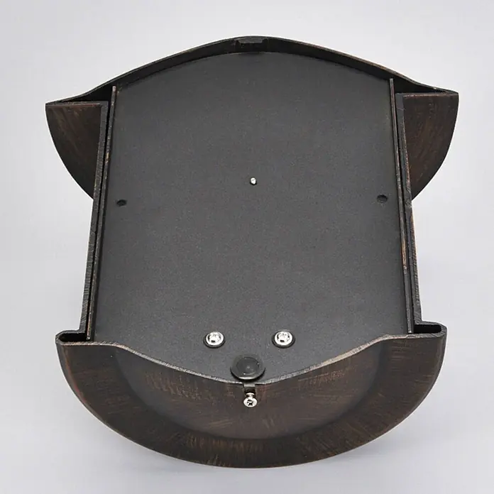 Lindby Außenwandleuchte Maelis - braun / rost, IP44 - Rückseite einer dunklen, rustikalen Outdoor-Wandleuchte aus Bronze mit sichtbaren Befestigungselementen.