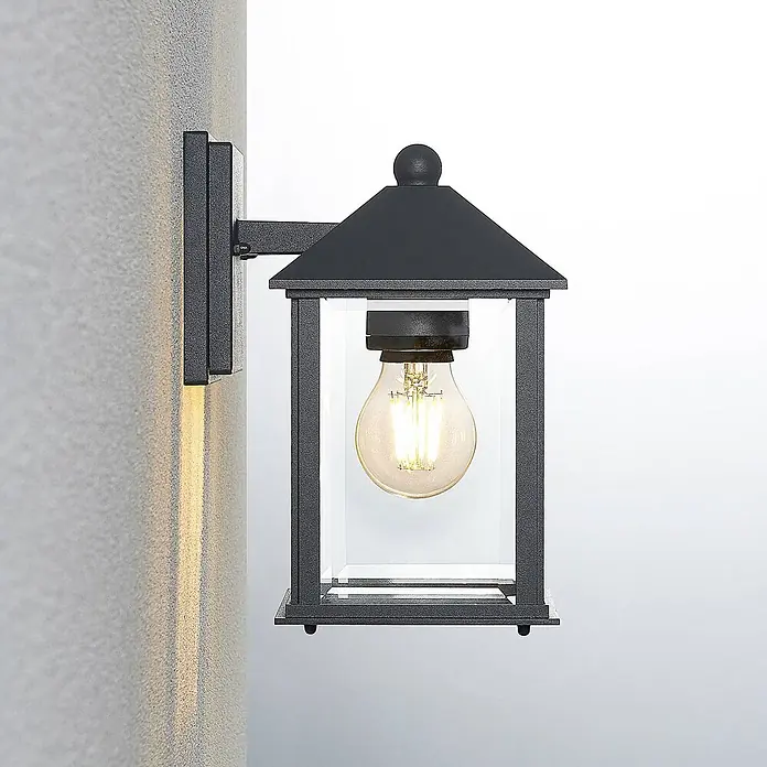 Lindby Außenwandleuchte Giavanna - 18,2 x 14 x 23,3 cm, schwarz, schwarz, IP43 - Schwarze Metall-Außenwandlaterne mit klaren Glaspaneelen und sichtbarer warmer LED-Glühbirne.