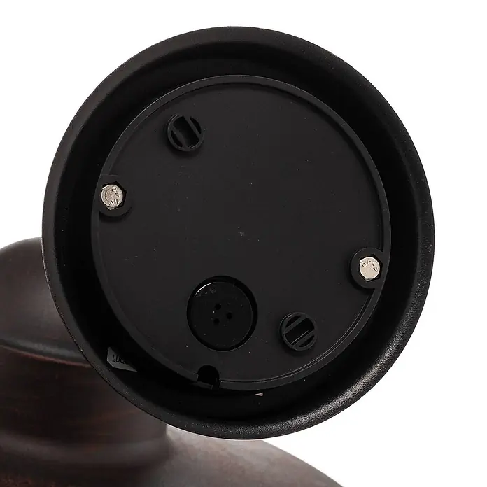 Lindby Außenwandleuchte Filip - 37 x 29,4 x 30,3 cm, braun / rost, braun / rost, IP44 - Unterseite einer dunklen, vermutlich geölten Bronzeleuchte mit schwarzer Abdeckplatte, Schrauben und einem runden Knopf.