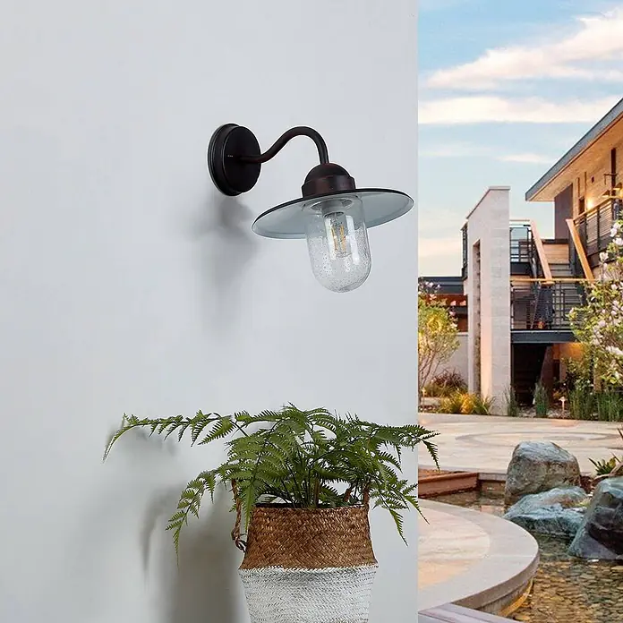 Lindby Außenwandleuchte Filip - 37 x 29,4 x 30,3 cm, braun / rost, braun / rost, IP44 - Dunkelbraune Außenwandleuchte mit gebogenem Arm, Metallschirm und getöntem Glaskugel mit LED-Birne.