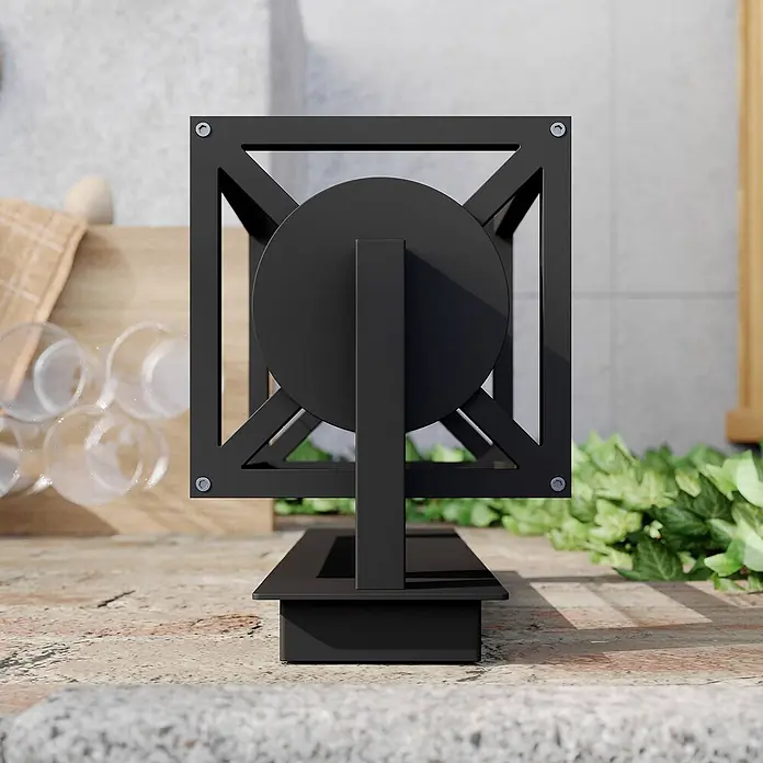 Lucande Außenwandleuchte Ferda - 22,6 x 16 x 38 cm, schwarz, schwarz, IP44 - Schwarzes Metall-Weinregal mit quadratischem Rahmen und zentralem Rundelement auf einer strukturierten Oberfläche.