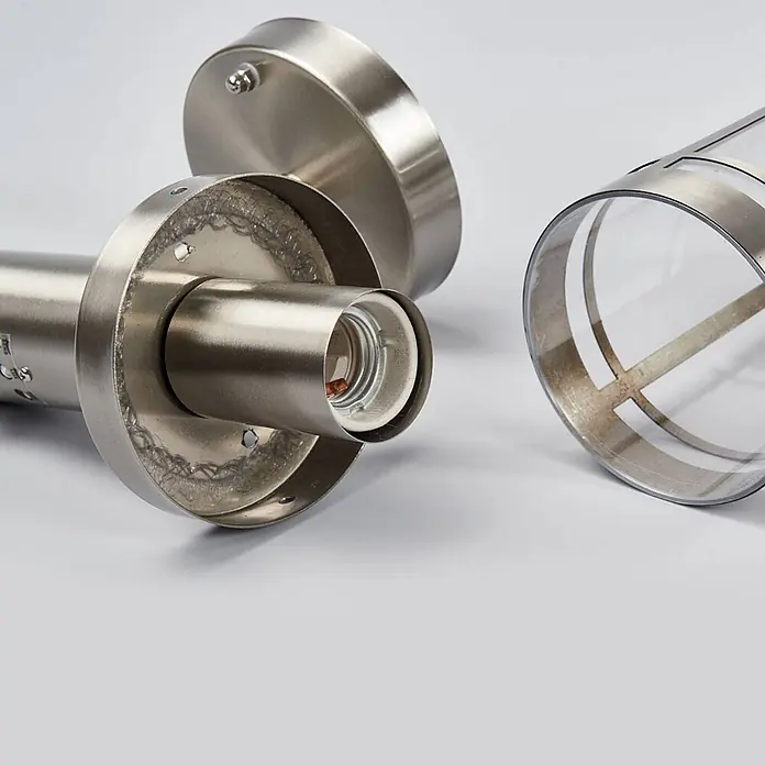 Lindby Außenwandleuchte Djori - alu / grau / zink, IP44 - Gebürstete Edelstahl-Leuchtenteile: Basis mit E27-Fassung und ein klarer Glaszylinder mit Metallbändern.