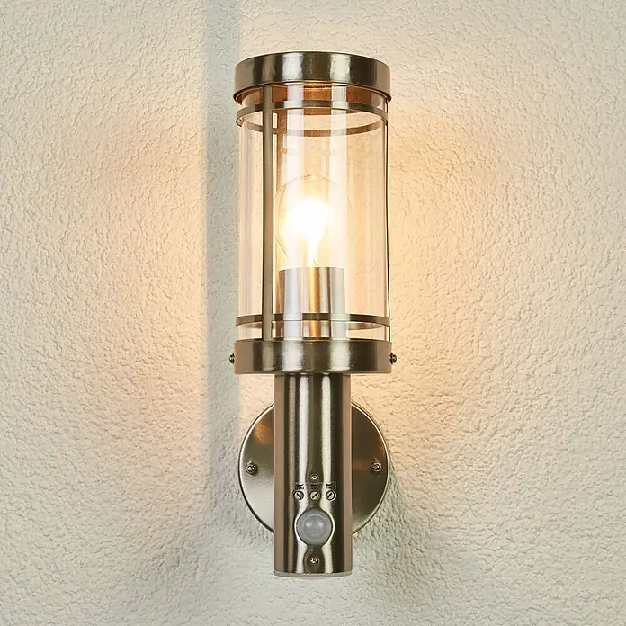 Lindby Außenwandleuchte Djori - alu / grau / zink, IP44 - Gebürstete Metall-Außenwandleuchte aus Glas mit sichtbarer Glühbirne und Bewegungssensor.