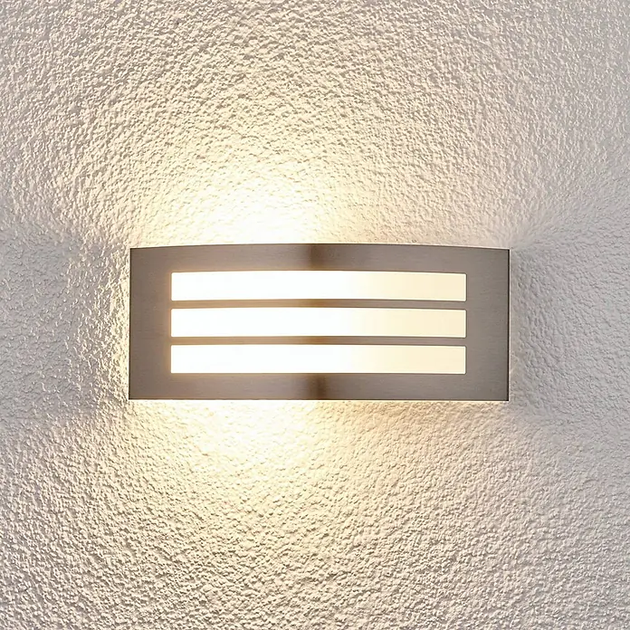 Lindby Außenwandleuchte Raja - 9 x 25 x 10 cm, alu / grau / zink, klar / transparent, IP44 - Rechteckige Wandleuchte aus gebürstetem Metall mit drei horizontalen Lichtstreifen, spendet warmes Auf-/Ablicht auf einer strukturierten Wand.