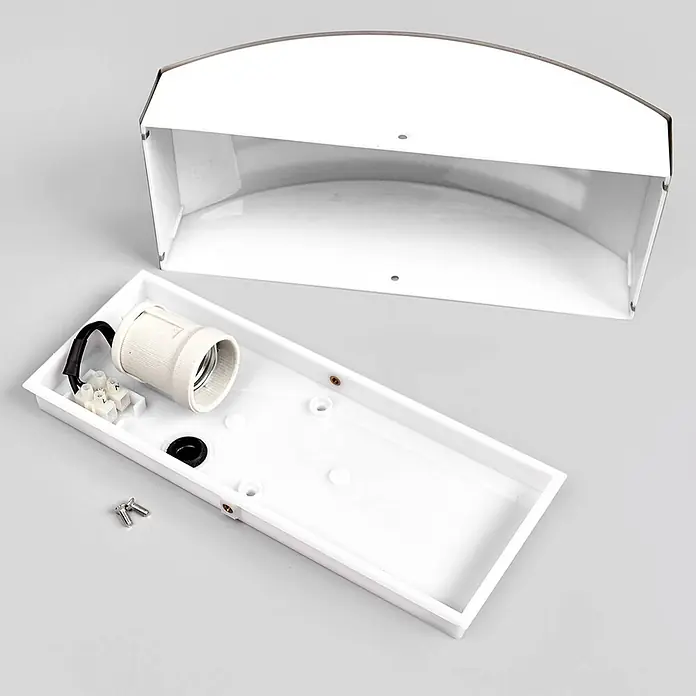 Lindby Außenwandleuchte Raja - 9 x 25 x 10 cm, alu / grau / zink, klar / transparent, IP44 - Weiße zerlegte Wandleuchte mit Komponenten: gebogene Abdeckung, Basis mit Lampenfassung, Klemmenblock und Schrauben.