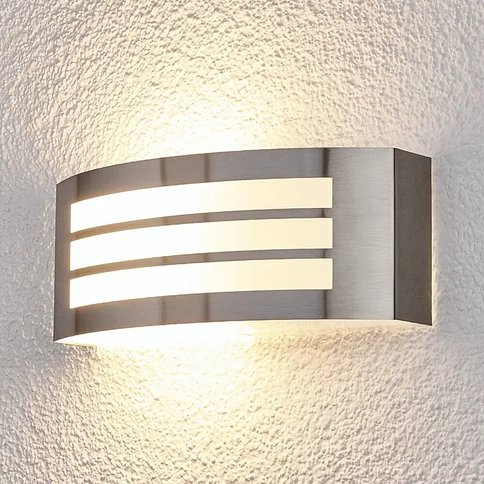 Lindby Außenwandleuchte Raja - 9 x 25 x 10 cm, alu / grau / zink, klar / transparent, IP44 - Wandleuchte aus gebürstetem Metall mit drei horizontalen Lichtstreifen, die warmweißes Licht auf eine strukturierte Wand strahlt.