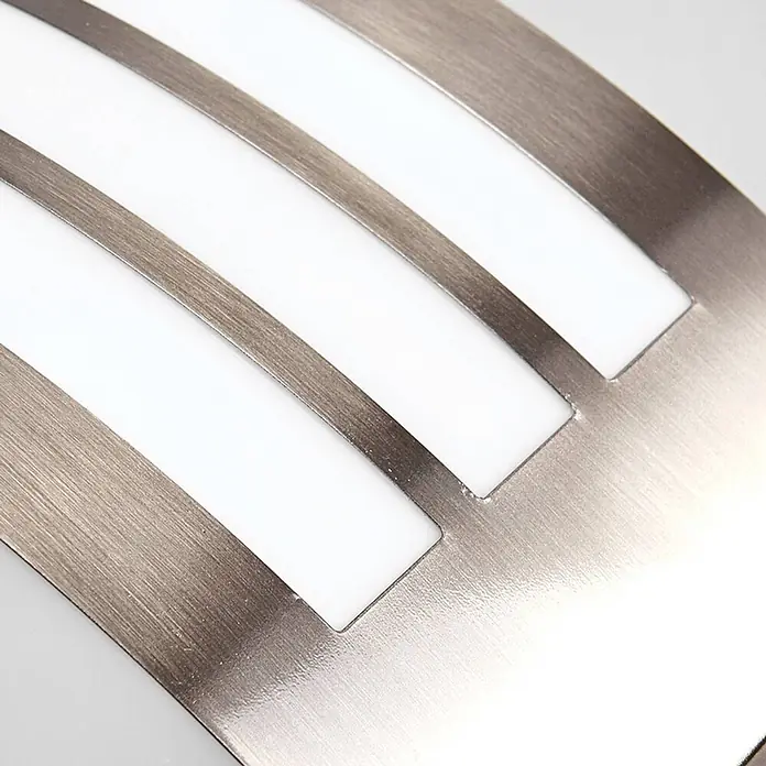 Lindby Außenwandleuchte Raja - 9 x 25 x 10 cm, alu / grau / zink, klar / transparent, IP44 - Nahaufnahme eines LED-Leuchtengitters aus gebürstetem Metall mit parallelen weißen Lichtdiffusoren.