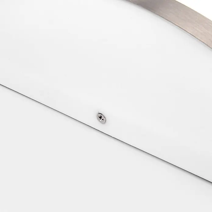 Lindby Außenwandleuchte Raja - 9 x 25 x 10 cm, alu / grau / zink, klar / transparent, IP44 - Weiße Oberfläche mit einer silbernen Kreuzschlitzschraube und gekrümmtem Metallrand.
