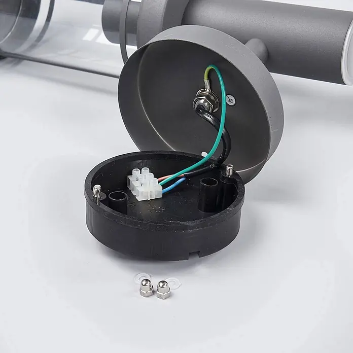 Lindby Außenwandleuchte Djori - alu / grau / zink, IP44 - Graue Wandleuchte mit geöffnetem Verdrahtungssockel, zeigt interne Kabel, Klemmenblock und Befestigungsbolzen mit Muttern.