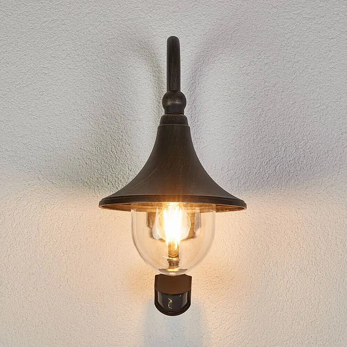 Lindby Außenwandleuchte Daphne - schwarz, schwarz, IP44 - Bronzefarbene Außenwandleuchte mit Klarglas, beleuchteter LED-Filamentbirne und integriertem Bewegungsmelder.