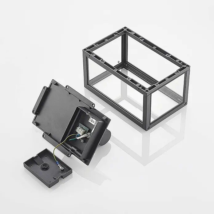 Lindby Außenwandleuchte Giavanna - 17,1 x 18 x 28 cm, schwarz, schwarz, IP44 - Demontierte schwarze rechteckige Außenleuchte mit transparenten Glaspaneelen und interner Verkabelung im Basismodul.