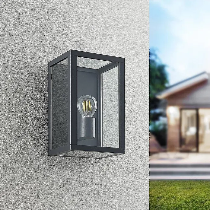 Lindby Außenwandleuchte Giavanna - 17,1 x 18 x 28 cm, schwarz, schwarz, IP44 - Dunkelgraue Wandleuchte aus Metall und Glas mit LED-Glühbirne, an einer strukturierten Wand montiert.