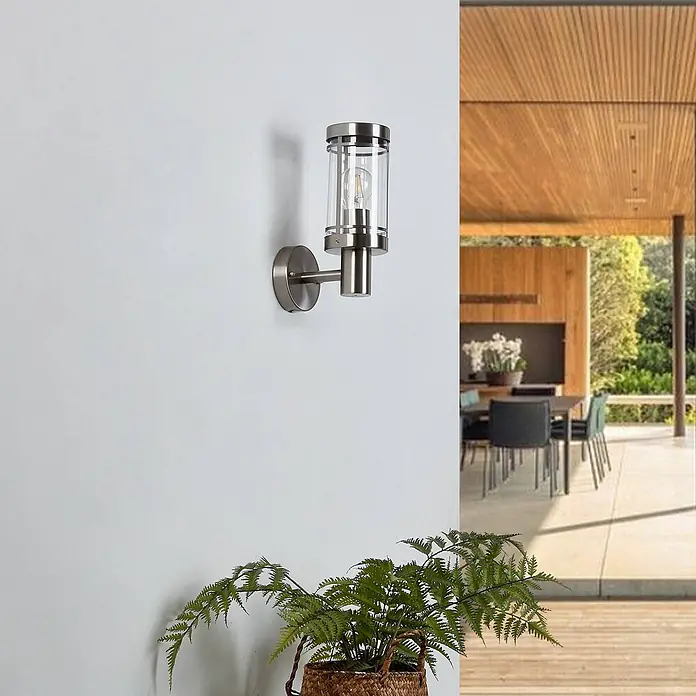 Lindby Außenwandleuchte Djori - alu / grau / zink, IP44 - Zylindrische Wandleuchte aus gebürstetem Nickel mit Klarglas, an der Wand montiert.