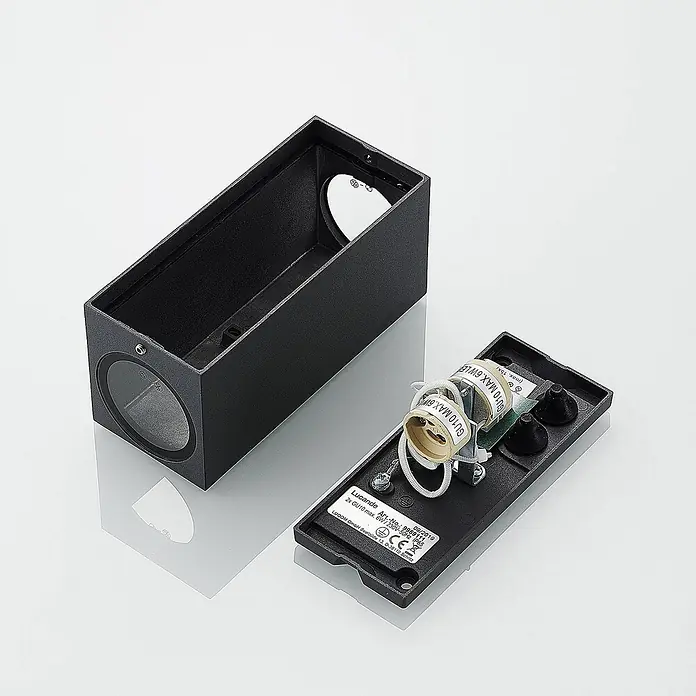 Lucande Außenwandleuchte Lavina - 7,8 x 7 x 16,5 cm, alu / grau / zink, alu / grau / zink, IP65 - Schwarze, zerlegte rechteckige Außenwandleuchte zeigt Gehäuse und Basis mit GU10-Fassungen.