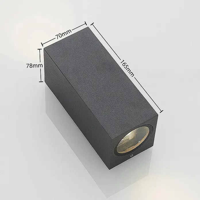 Lucande Außenwandleuchte Lavina - 7,8 x 7 x 16,5 cm, alu / grau / zink, alu / grau / zink, IP65 - Dunkelgraue rechteckige Außenwandleuchte mit sichtbarer Lichtquelle an einem Ende.