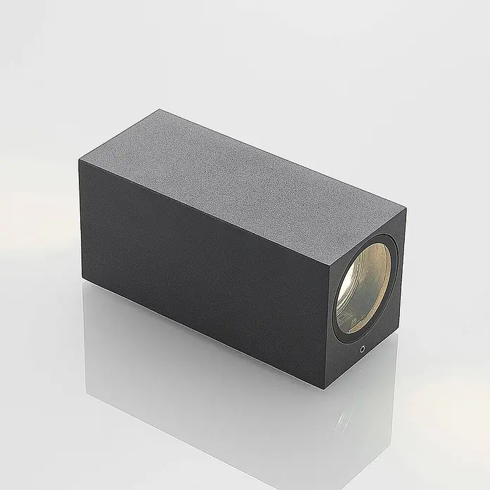 Lucande Außenwandleuchte Lavina - 7,8 x 7 x 16,5 cm, alu / grau / zink, alu / grau / zink, IP65 - Dunkelgraue rechteckige Außenwandleuchte mit strukturierter Oberfläche, die Licht von einem Ende abstrahlt.