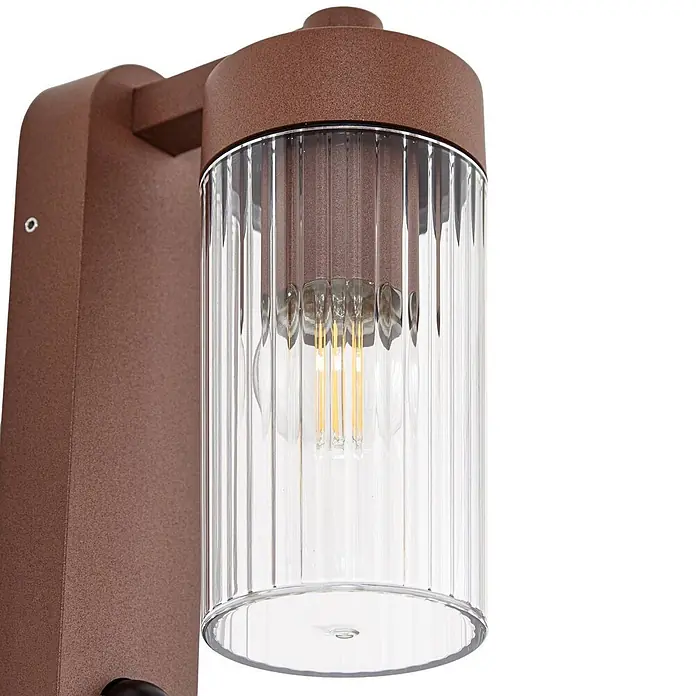 Lindby Außenwandleuchte Kaliro - braun / rost, klar / transparent, IP54 - Braune Außenwandleuchte mit geripptem Glasschirm und LED-Glühfadenlampe.
