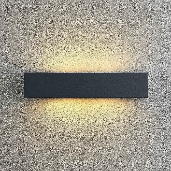 Arcchio Außenwandleuchte LengoE27 - alu / grau / zink, IP54 - Rechteckige dunkelgraue Wandleuchte, die warmes Licht nach oben und unten auf eine strukturierte Wand wirft.