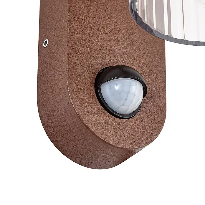 Lindby Außenwandleuchte Kaliro - braun / rost, klar / transparent, IP54 - Braune, strukturierte Außenleuchte mit integriertem kugelförmigem Bewegungsmelder und klarer gerippter Abdeckung.