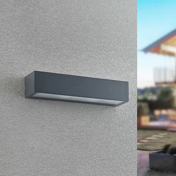Arcchio Außenwandleuchte LengoE27 - alu / grau / zink, IP54 - Dunkelgraue rechteckige Außenwandleuchte an einer strukturierten grauen Wand, die nach unten leuchtet.