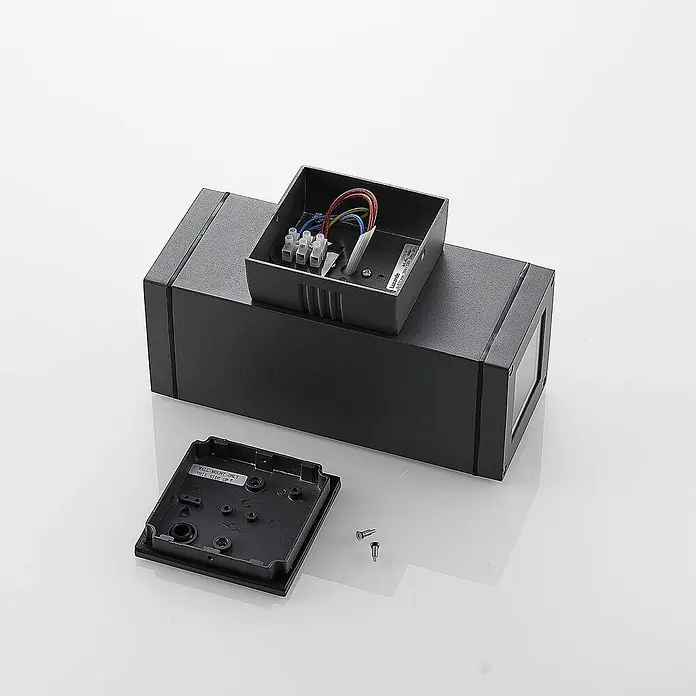 Lucande Außenwandleuchte Stani - alu / grau / zink, alu / grau / zink, IP54 - Schwarze Außenwandleuchte, zerlegt mit Verkabelung und separater Montageplatte.