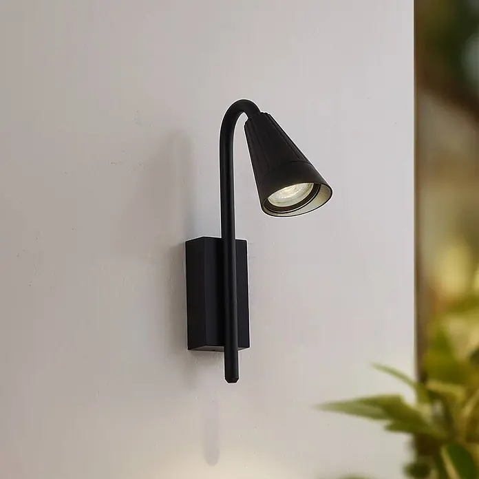 Lindby Außenwandleuchte Sorvete - 22,5 x 8 x 33 cm, schwarz, schwarz, IP65 - Schwarze Wandleuchte mit gebogenem Arm und konischem, geripptem Schirm.