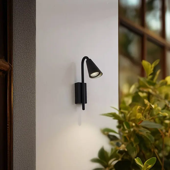 Lindby Außenwandleuchte Sorvete - 22,5 x 8 x 33 cm, schwarz, schwarz, IP65 - Schwarze Außenwandleuchte mit gebogenem Arm und konischem Schirm, die Licht nach unten auf eine Wand wirft.