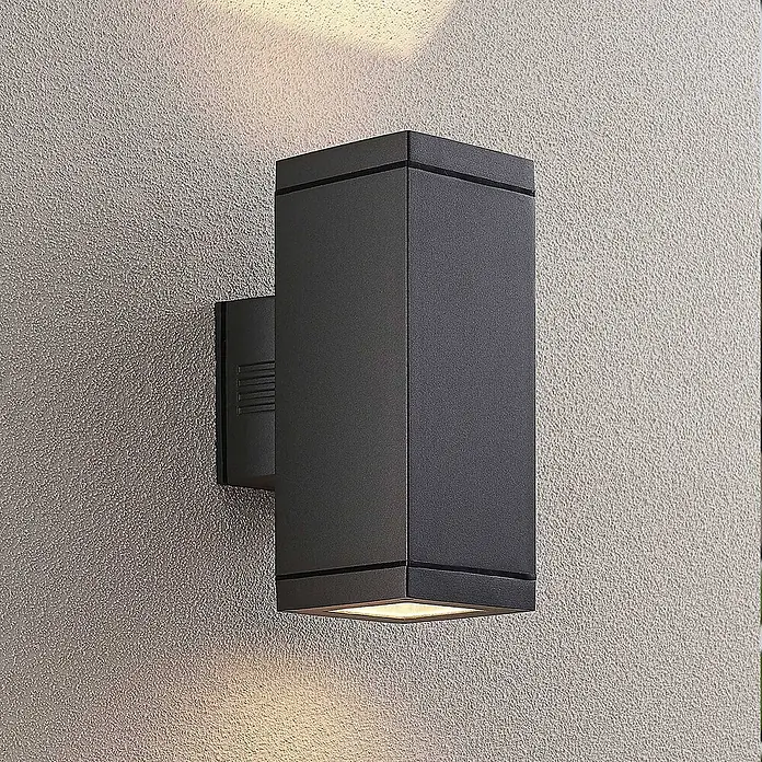 Lucande Außenwandleuchte Stani - alu / grau / zink, alu / grau / zink, IP54 - Dunkelgraue, rechteckige Up-Down-Wandleuchte an einer strukturierten Wand, die Licht nach oben und unten wirft.