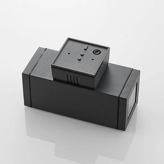Lucande Außenwandleuchte Stani - alu / grau / zink, alu / grau / zink, IP54 - Schwarzes rechteckiges Gerät mit oben angebrachter Kamera und Display.