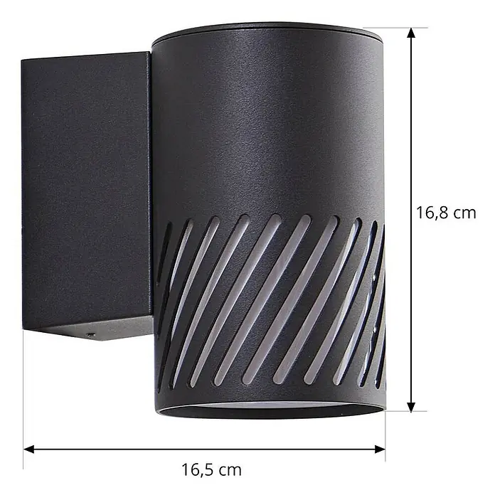 Lindby Außenwandleuchte Lurinda - 16,5 x 10,5 x 16,8 cm, schwarz, schwarz, IP44 - Schwarze zylindrische Außenwandleuchte mit diagonalen Aussparungen auf rechteckiger Basis.